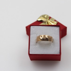 Szeroki pierścionek...