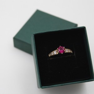 Pierścionek Z różowym...