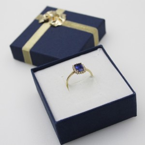 Pierścionek z granatowym...