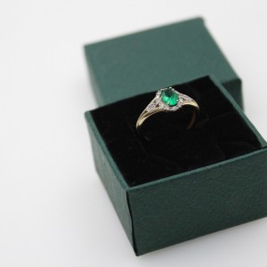 Pierścionek z zielonym...