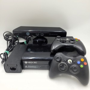 XBOX 360E 1538 4GB + 2PADY...