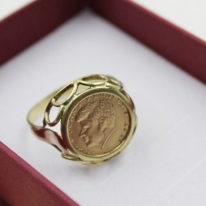 Złoty pierścionek z monetą...