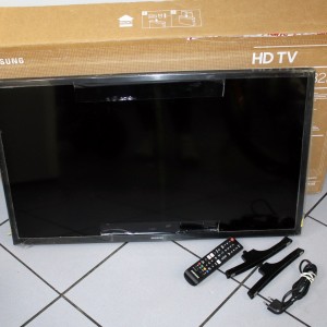 SAMSUNG UE22H5600AW+PILOT...